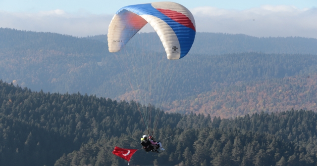 Yamaç paraşütçüleri  Abant semalarında süzüldü