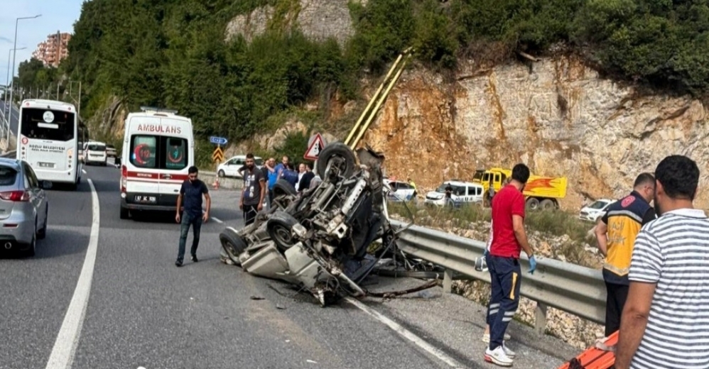 Bariyere Çarpan Araç Hurdaya Döndü