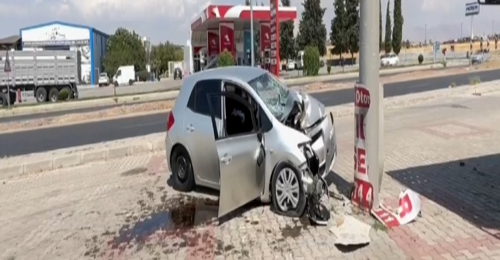 Elektrik Direğine Çarpan Otomobilin Sürücüsü Öldü..