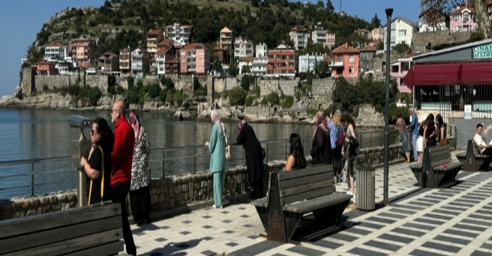 Hava ısınınca Amasra'ya ziyaretçi aktı..