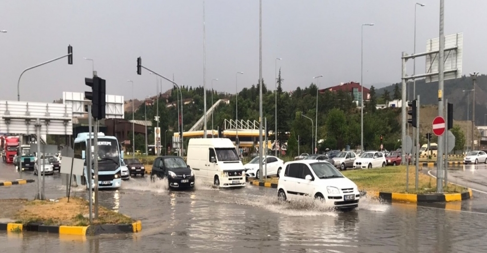 Karabük'te sağanak hayatı olumsuz etkiledi..