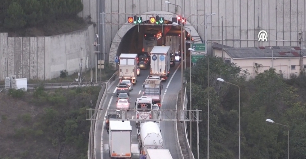 Kocaeli'de Çarpışan 3 TIR Trafiği Aksattı