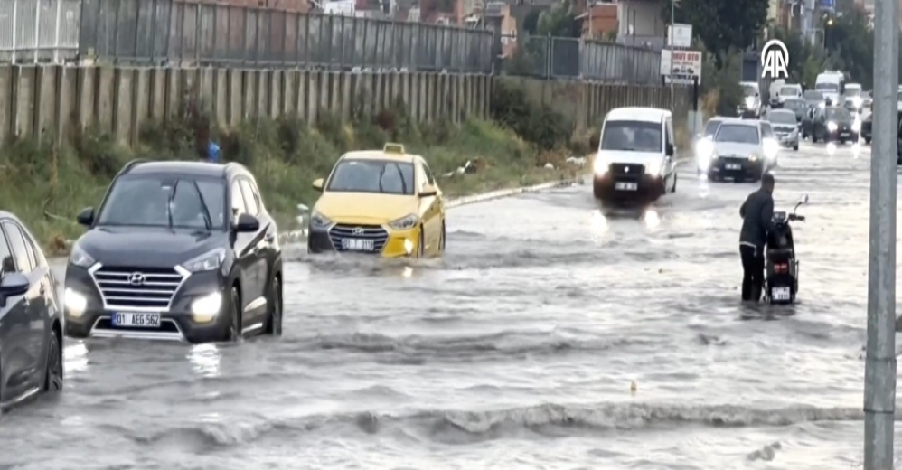 Sağanak ve Rüzgar Adana'yı Etkiledi