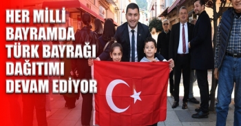 Altınordu’da vatandaş ve esnafa Türk bayrağı dağıtıldı