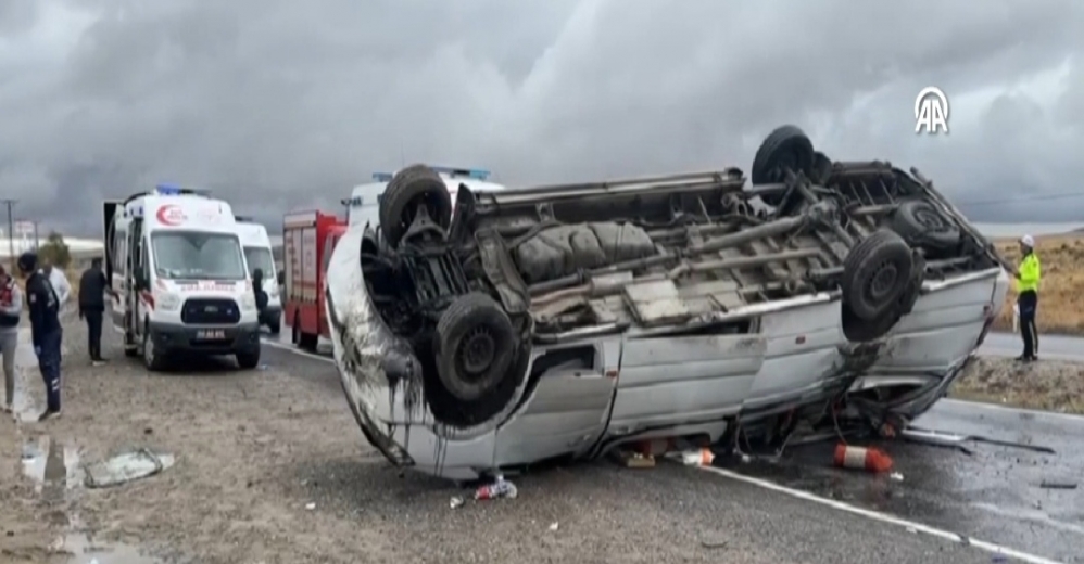 Turistleri Taşıyan Minibüs Devrildi: 18 Yaralı