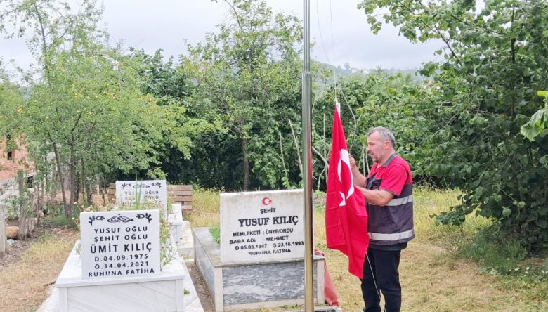 Şehit Mezarlarında Bayraklar Yenilendi