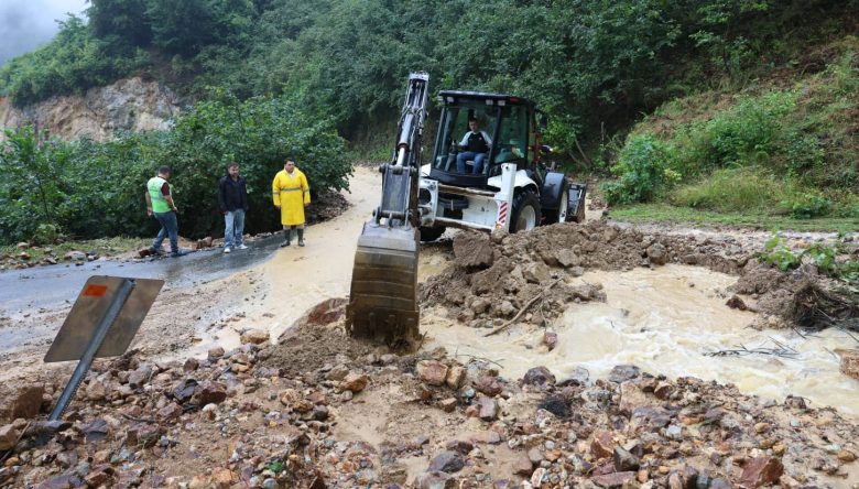 ALTINORDU BELEDİYESİ’NDEN SU TAŞKINLARINA HIZLA MÜDAHALE