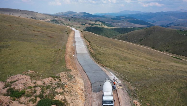 İKİ İLÇE VE 8 OBAYI BİRBİRİNE BAĞLAYAN YOLDA BETON ÇALIŞMASI