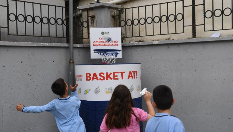 ÇOCUKLAR ATIKLARI POTAYA ATIYOR, OKULLAR KAZANIYOR