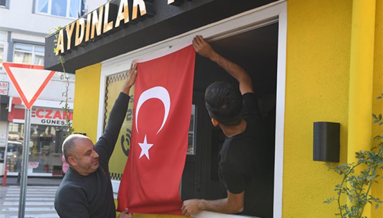 TAKSİ DURAKLARI KIRMIZI-BEYAZA BÜRÜNDÜ