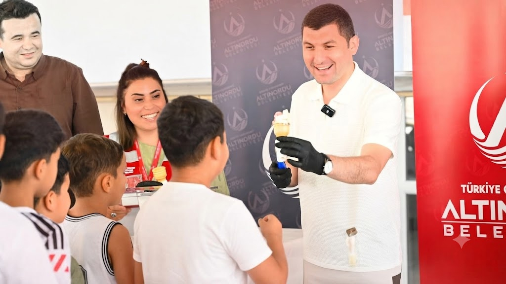Başkan Tepe'den Miniklere Serinleten İkram