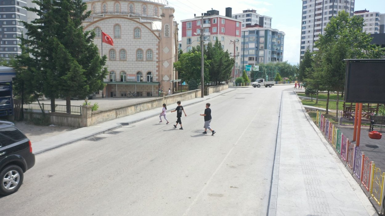 YAYALAR İÇİN MODERN KALDIRIMLAR