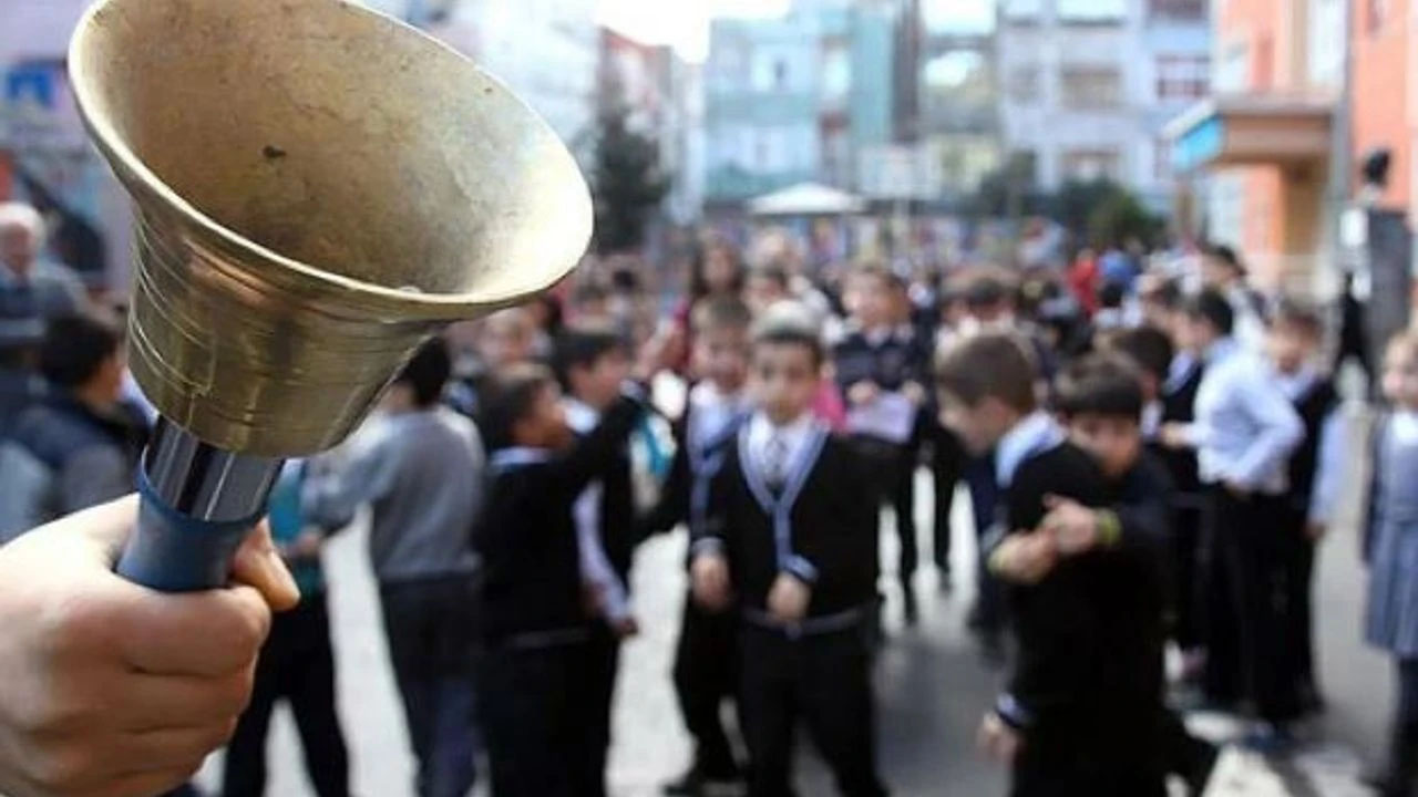 Okul Kıyafetlerinde Yeni Dönem: Arma Zorunluluğu Geri Geldi